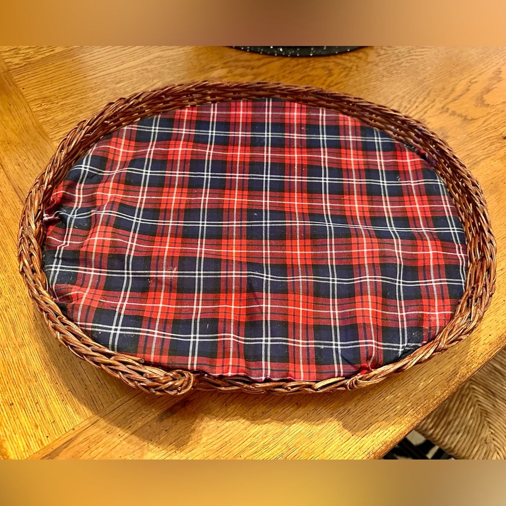 Figurine Dog Basket